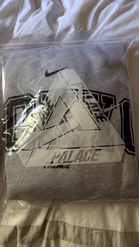 Palace nike tokyo store - tokyo,