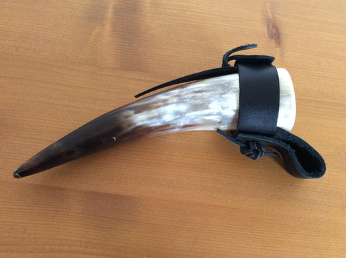 Horn drinking vessel with belt - with,