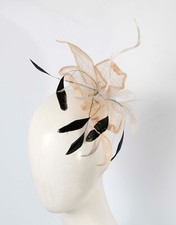 Nude fascinator broche Hats