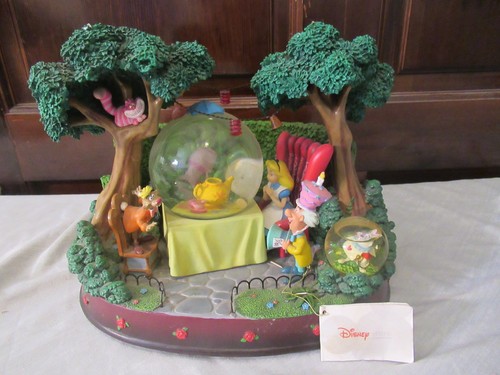 Alice wonderland snow globe - in,