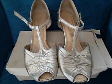 Vintage 1960s Equity Evening Wear Metallic Gold Size 8 Leather  Shoes