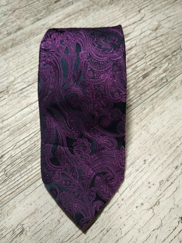 Van buck red - label, tie