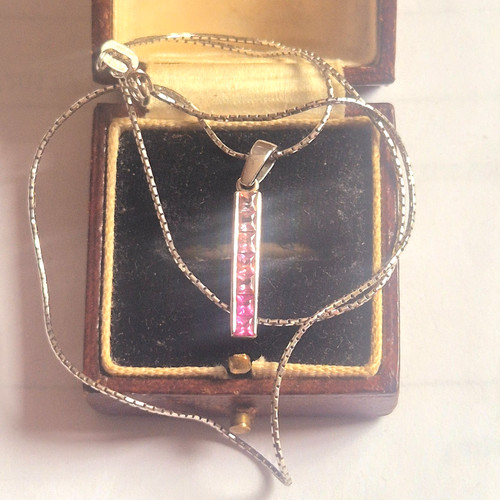9ct gold pink sapphire - 9ct,