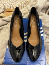 Wallis glossy black wedge