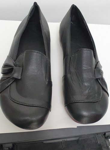 Ladies black leather flat