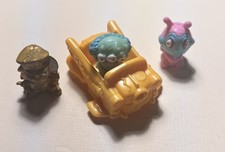 3 ZOMBLINGS AND YELLOW CAR