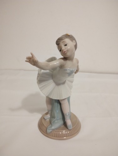 Lladro nao first bow - /,