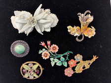 6 X VINTAGE BROOCHES METAL