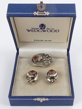 UNUSUAL WEDGWOOD STERLING SILVER & JASPERWARE BROOCH & EARRINGS