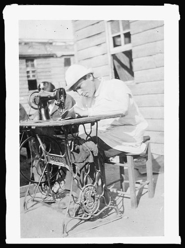 Photo 1920s man sewing - photo:1920s,