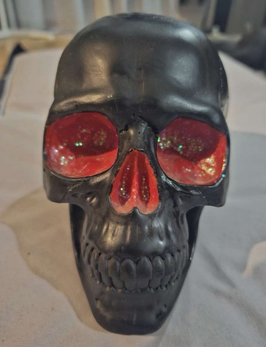 Black red resin skull - black,