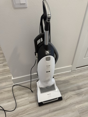 Miele cat dog upright - &,
