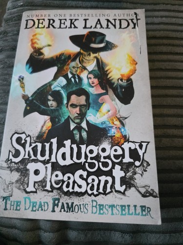 Skullduggery pleasant book - skullduggery, 1