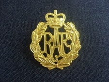 RAF BRASS CAP BADGE - QUEENS