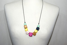 Multicoloured wooden cubes ladies necklace (N182)