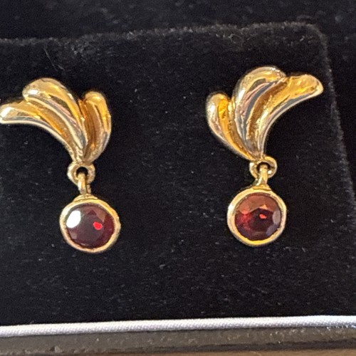 Pretty 9ct gold ladies garnet - 9ct,