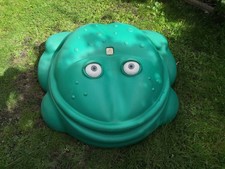 Green 2Step frog sandpit