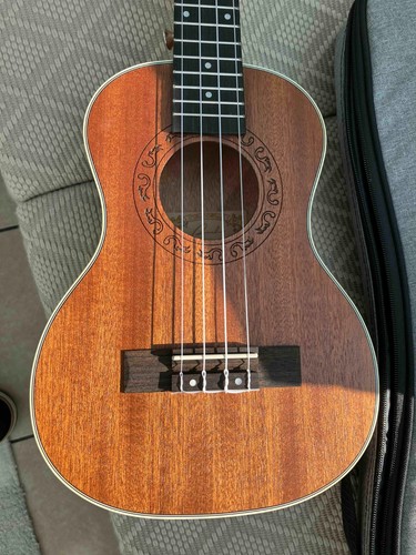 Ranch tenor ukulele - -, left