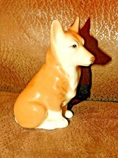STUDIO SZEILER SEATED CORGI DOG FIGURINE