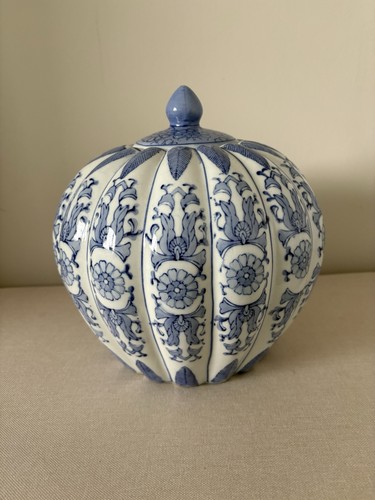 Blue white lidded ginger - lidded, jar