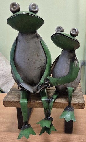 Frogs bench height - on,