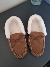 Totes Ladies Fur Lined Swade Slippers Size 6 Very Warm