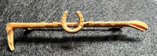 VINTAGE HORSESHOE WITH RIDING CROP GOLD TONE EQUESTRIAN BROOCH AGE WORN