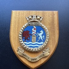 Bb43- British Royal Navy HMS Pembroke (Omnia Servimus) wall plaque