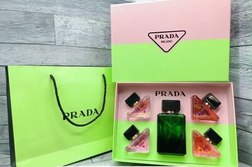 Prada exclusive gift - ✨🎁,