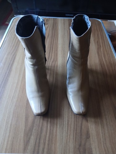 Ladies tan boots heeled - , size