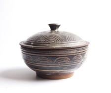 ABUJA POTTERY (Nigeria) - Covered Bowl with Carved Decoration - Cardew Interest