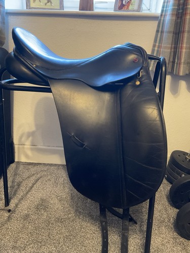 Albion dressage saddle - 17.5,