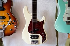 Sandberg California VM4 – Cream with Tortoiseshell Pickguard + Gig Bag