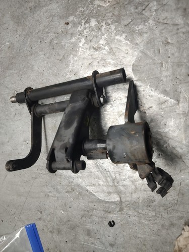 Engine support bracket vespa - engine,