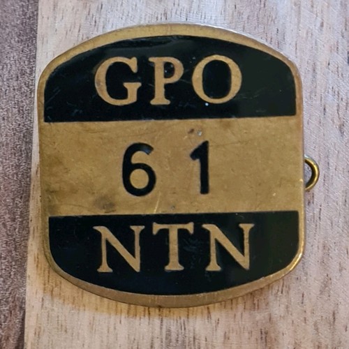 Post office uniform badge - -,