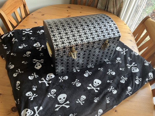 Goth pirate chest throw - goth/pirate,