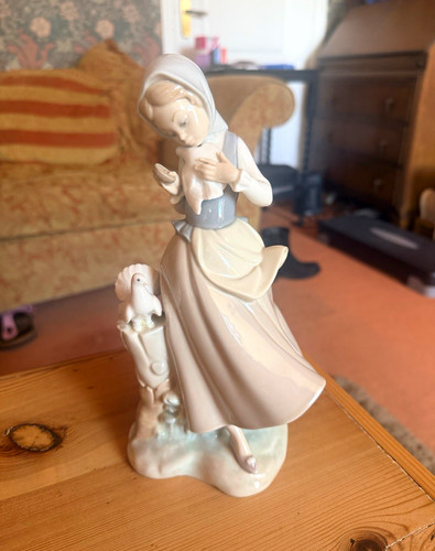 Lladro girl with - ,, 4195.