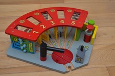 BIGJIGS Five Way Engine Shed /