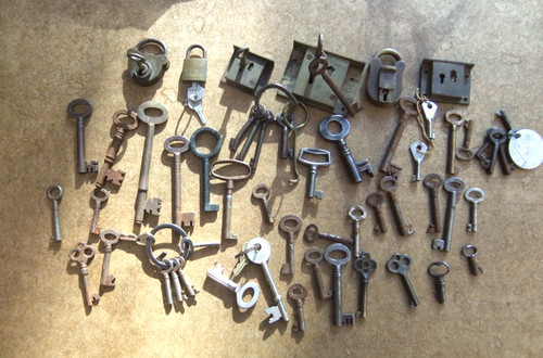 Vintage old cast - , keys