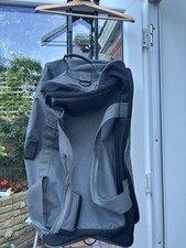 Revelation Holdall On Wheels With Metal Handle 