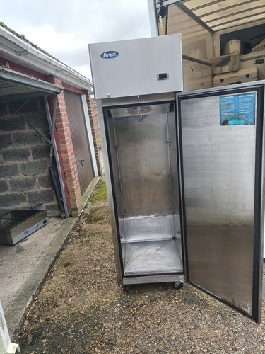 Commercial upright fridge - ,