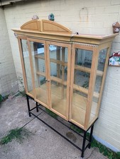 Wyndham Hotel Furniture Display Cabinet /Case On Metal Stand With Mirror