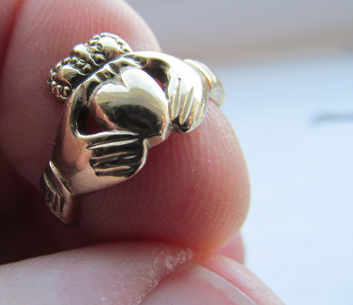 Hallmarked 9ct gold - , claddagh