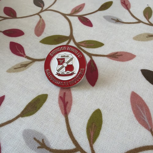 Swindon town pin - swindon, badge