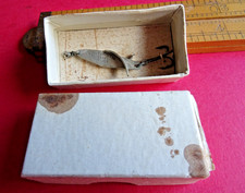 A NICE VINTAGE HARDY CARDED AND BOXED 1 1/4" MODEL METAL FLY MINNOW FISHING LURE