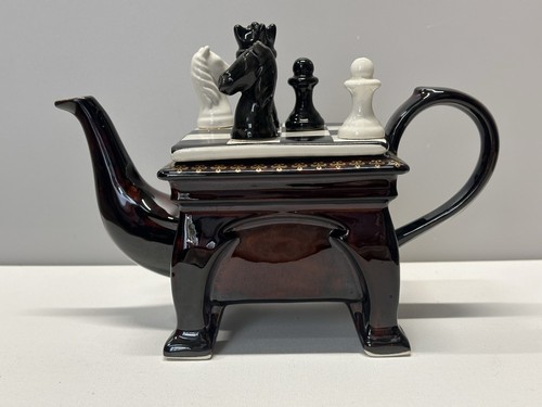 Chess set tea pot collectable - set,