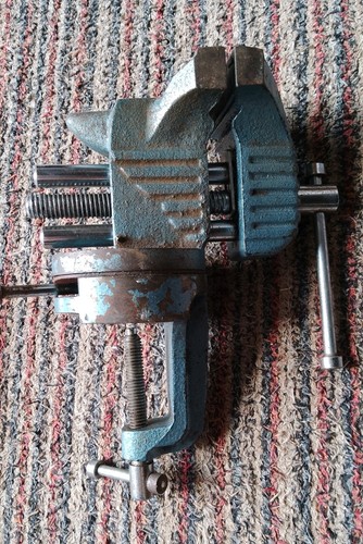Small quick release swivel