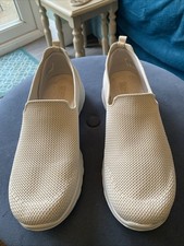 Skechers Size 7 (40) Cream