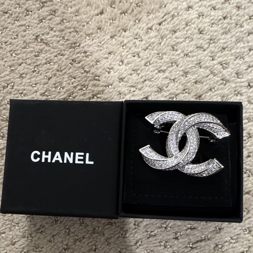 Chanel pendant brooch - chanel,
