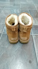 Chestnut mini UGG boots in classic cosy look size 6